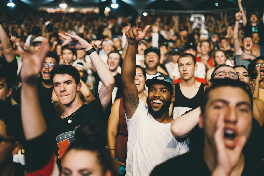 Un festival al aire libre lleno de personas disfrutando de la música